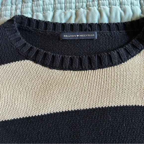 Brandy Melville Sweater - Picture 2 of 6